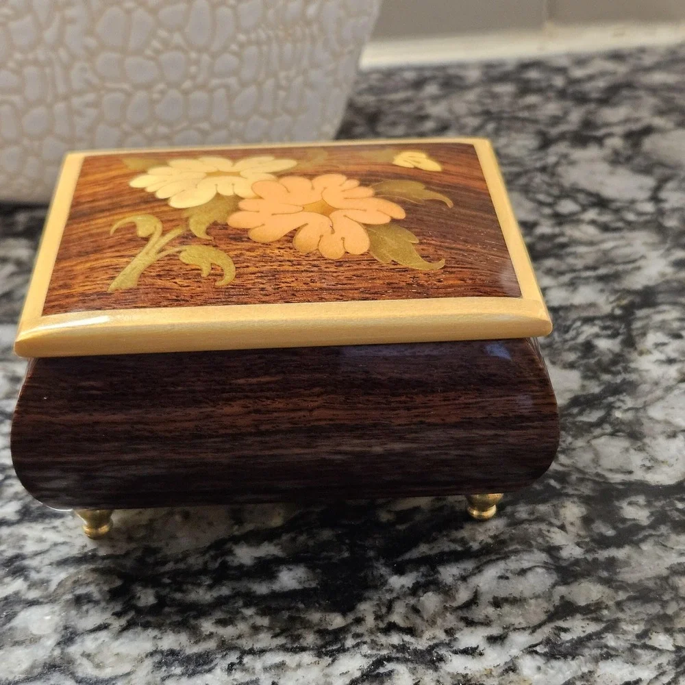 handcrafted Italian‎ wooden inlaid jewelry box Sorrento-style artistry